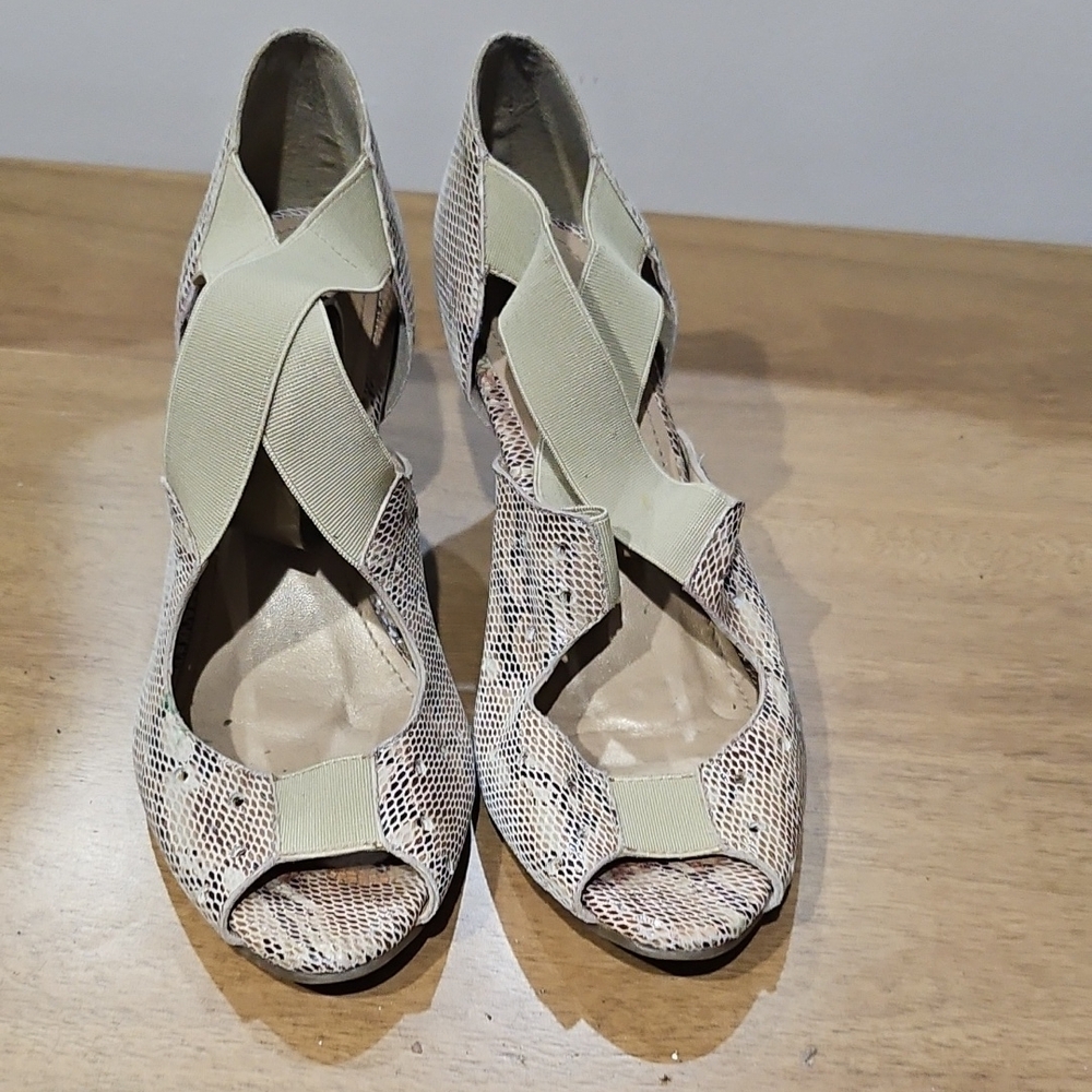 CROCS Cream Heels with Crisscross Straps